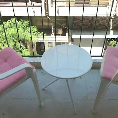 Lucy's Comfy In Town Centre By The Sea *