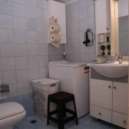 Lucy's Comfy In Town Centre By The Sea *