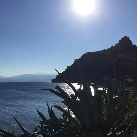 Lucy's Comfy In Town Centre By The Sea *