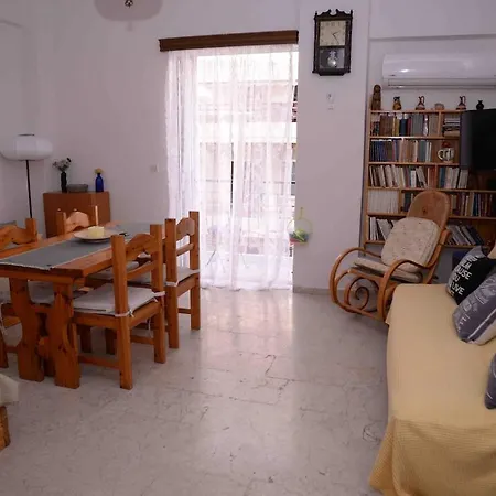 Lucy's Comfy In Town Centre By The Sea *