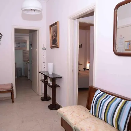 Lucy's Comfy In Town Centre By The Sea * Loutráki