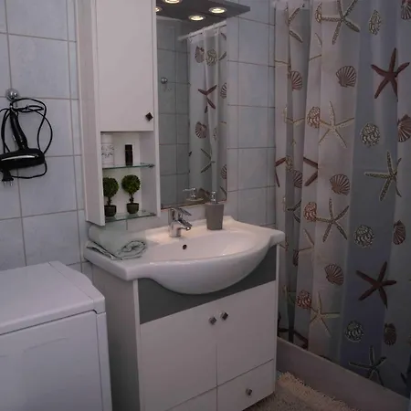 Lucy's Comfy In Town Centre By The Sea