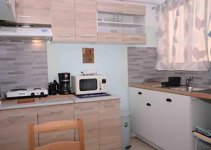 Lucy's Comfy In Town Centre By The Sea