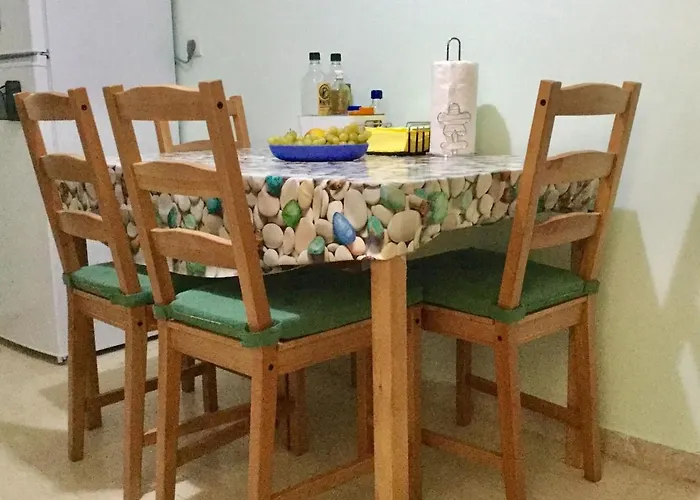 Lucy's Comfy In Town Centre By The Sea *