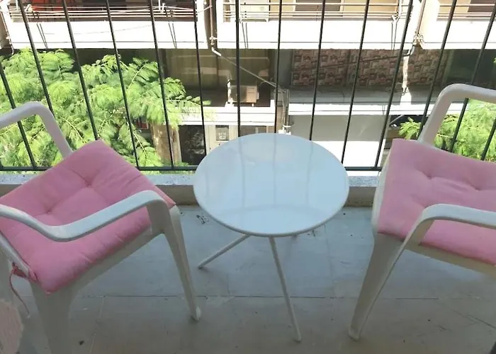 Lucy's Comfy In Town Centre By The Sea *