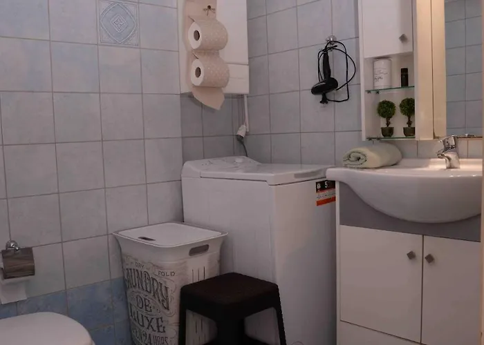 Lucy's Comfy In Town Centre By The Sea *