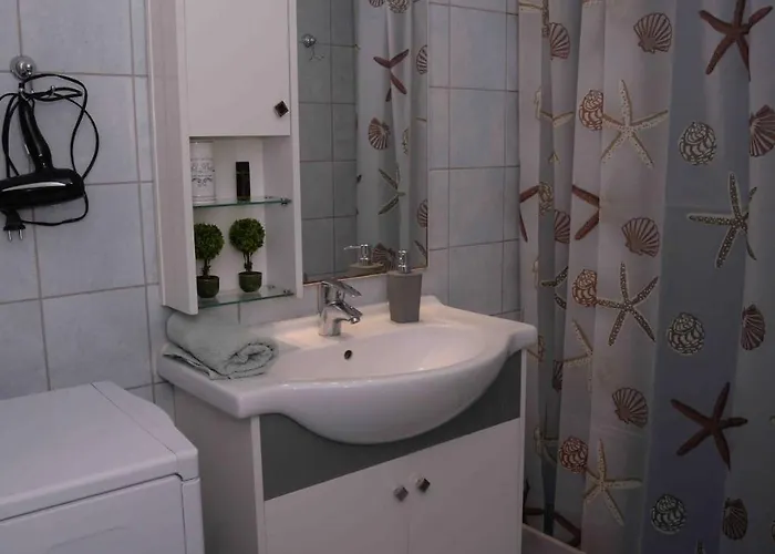 Lucy's Comfy In Town Centre By The Sea