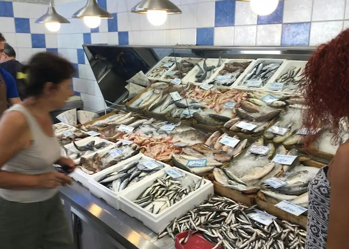 Lucy's Comfy In Town Centre By The Sea *